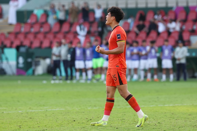 足球报：在和彭啸历任教练沟通中，他们普遍看好彭啸在国足的前景