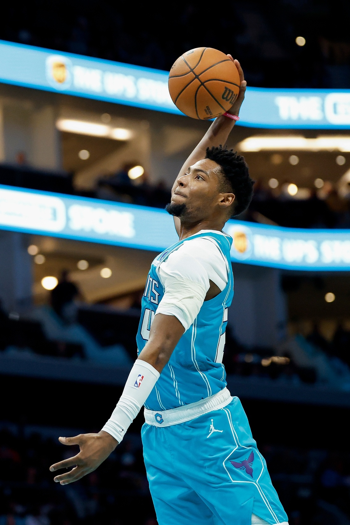 皇冠官网-正负值+40最高！布兰登·米勒三节打卡砍最高30分加8板 三分9中6