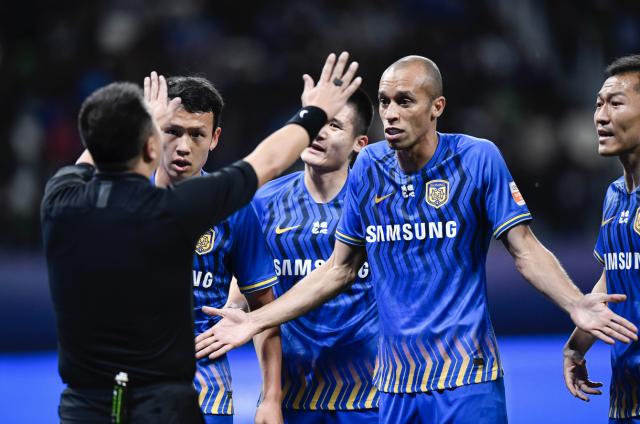 皇冠官网-米兰达想解约无奈下家难寻 巴甲豪门让他大幅降薪